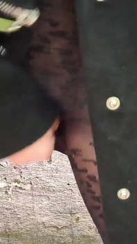 Een dildo in het bos geschoten