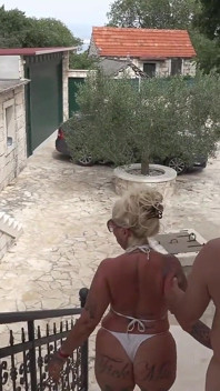 Un couple baise à la piscine de l’hôtel, femme trans sexy !