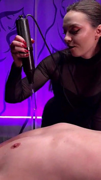 Stăpâna Ledanaja Electro Pedeapsă stând pe față cu CBT legat pe rack partea 1