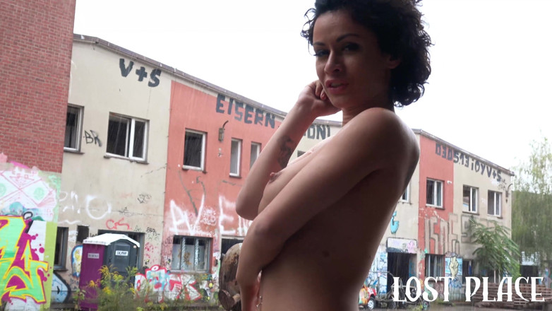 Stacy Bloom: Hatun kayıp bir yerde terk edilmiş bir binada yağmur altında...
