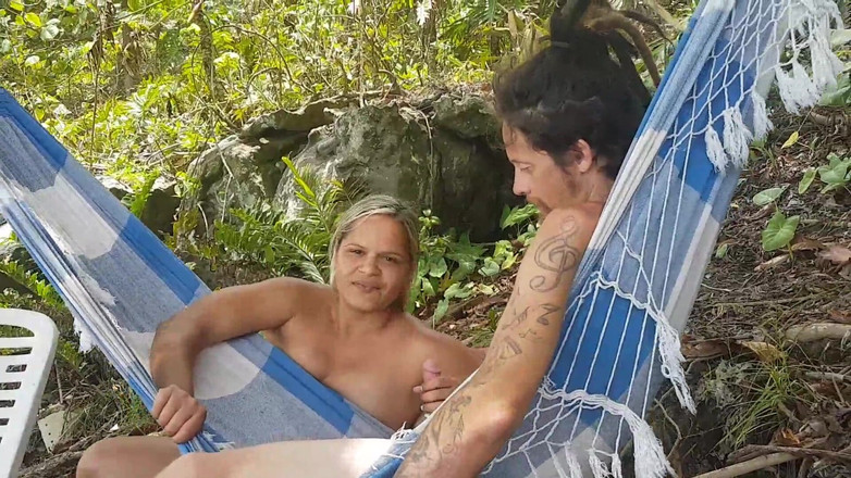 Paty Bumbum: 売主のチンコリッピに精液をするニンフ