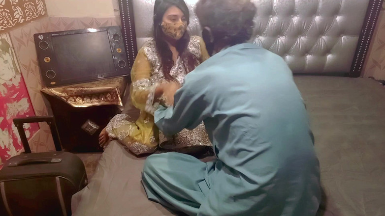 MehwishButt: Shadi wali Raat Purana lover room mai gus gya ultima...