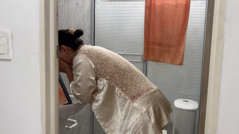 MaRaSexx: Meine stiefschwester hat mich erwischt, wie ich sie unter der...