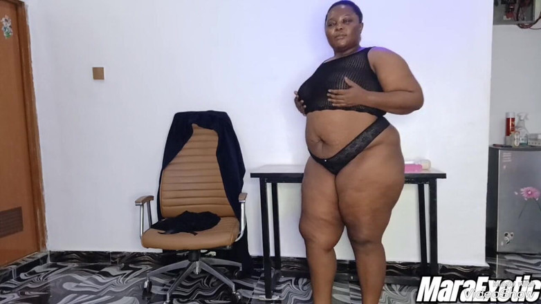 Mara Exotic: mörkhyad Babe Sweet Table Onani och Squirt Rush - Mara Exotic