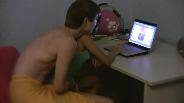 Teen Core Club: După ce a urmărit niște filme porno pe internet cu...