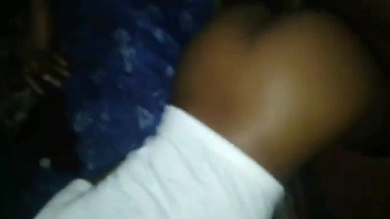 Island Bratz: 天哪！拿出来!!...它在我的屁股洞里太深了！继女无法承受大黑屌插菊花，继女肛交