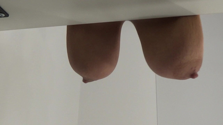AnnaBUST: Grote Tieten Hangen Aan De Tafel