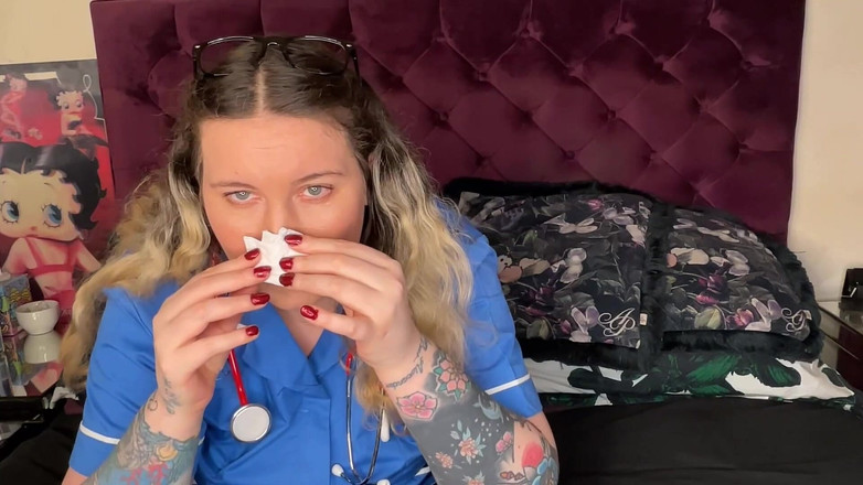 MissFFW: Infermiera donna donna si ciuccia il naso e finalmente viene...