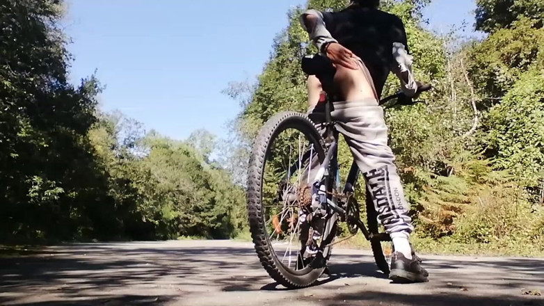 Culopeke: Ragazzo giovane che gioca con la bici con un dildo...