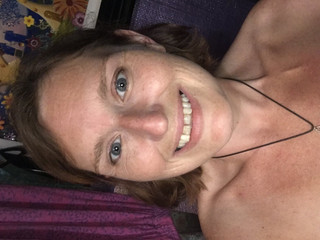 MistressWriggler: 一边看深夜电视一边天真地玩弄我的阴户和穿孔