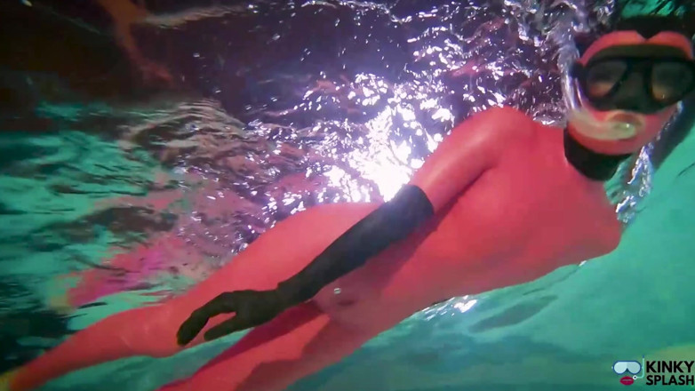 UKCuteGirl Lucy Lauren: Deep Pool Diving Škádlení kluzké latexové děvky