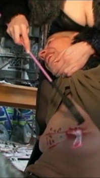 Umiliante pizzicata di tette dominanti