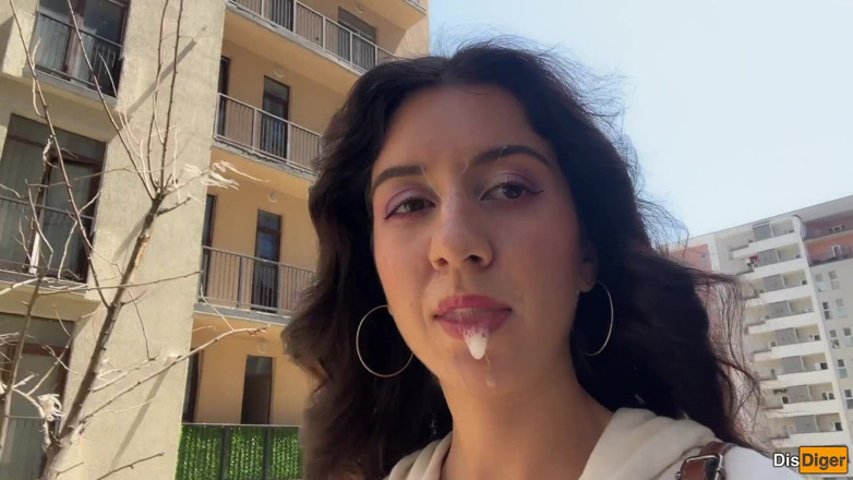Dis Diger: Mädchen bittet, auf ihr gesicht für sperma-walk auf der straße...