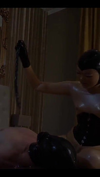 Två helt gummidockor på latexark med gasmask och flytande behållare