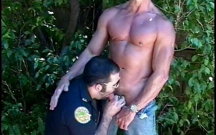 Gays Case: Pejantan erotis mengisap kontol polisi seksi sebelum bercinta