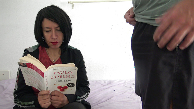 Stepmom Susan: Возбужденный пасынок мастурбировал свой большой член, пока я читала