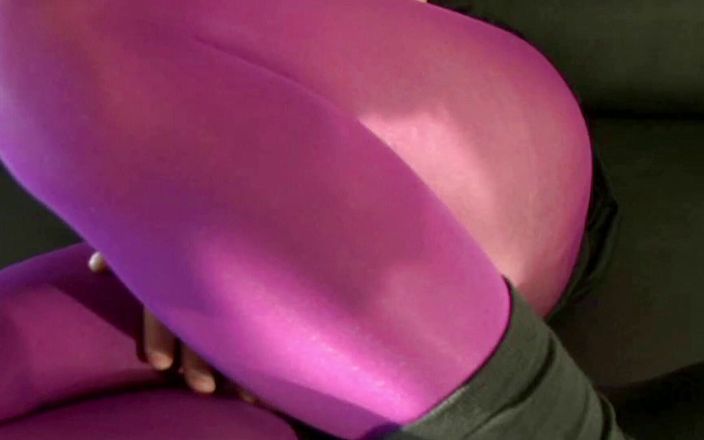 Nylon Xtreme: Maschera in nylon grigio e gambe in collant rosa