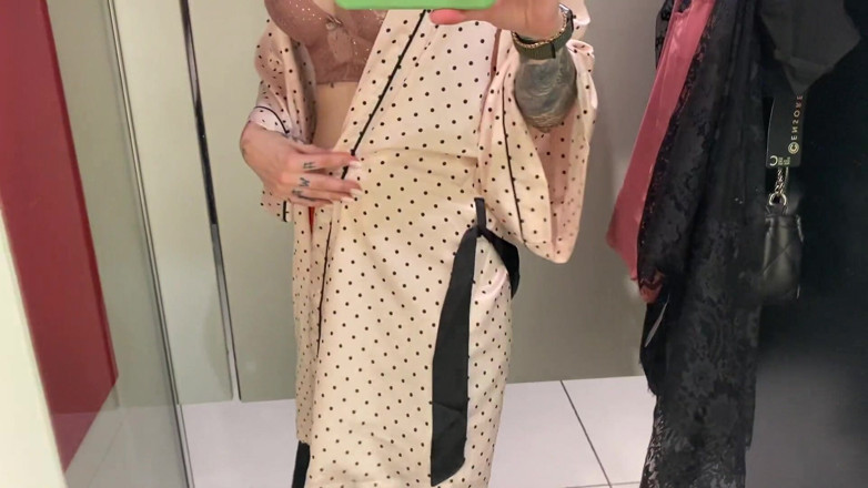 Barbietatoo1: Ich suche ein outfit für eine firmenparty