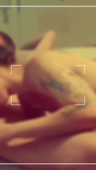 Mamă sexy incitantă face sex oral adânc în gât și futută în față pe canapea