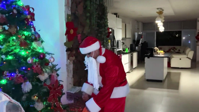 NamiQsein: De kerstman komt van de open haard en neukt mijn...