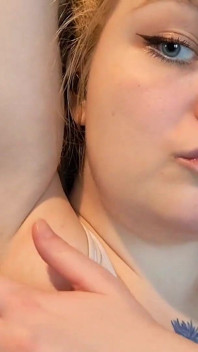 Meine haarigen achselhöhlen lecken und zeigen