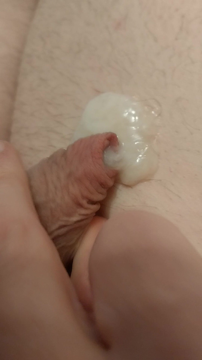 Cindy Belfast: Klitoris kecil muncrat di celana dalam merah muda