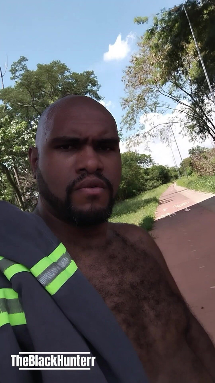 TheBlacKHunterr: op straat en naakt worden