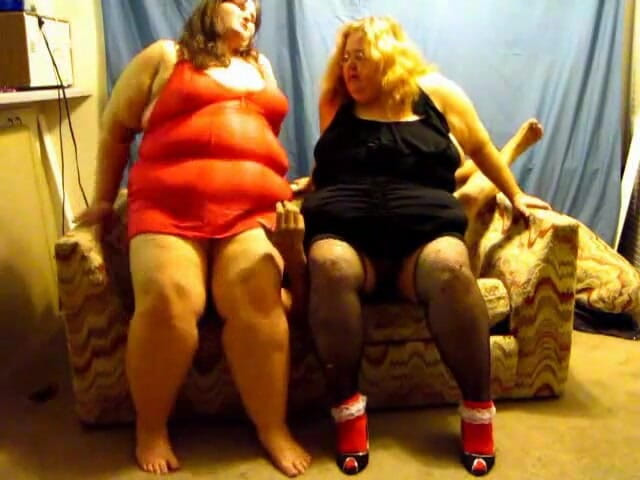 BBW nurse Vicki adventures with friends: Nurse Vicki and Angie in double face sitting squashing video