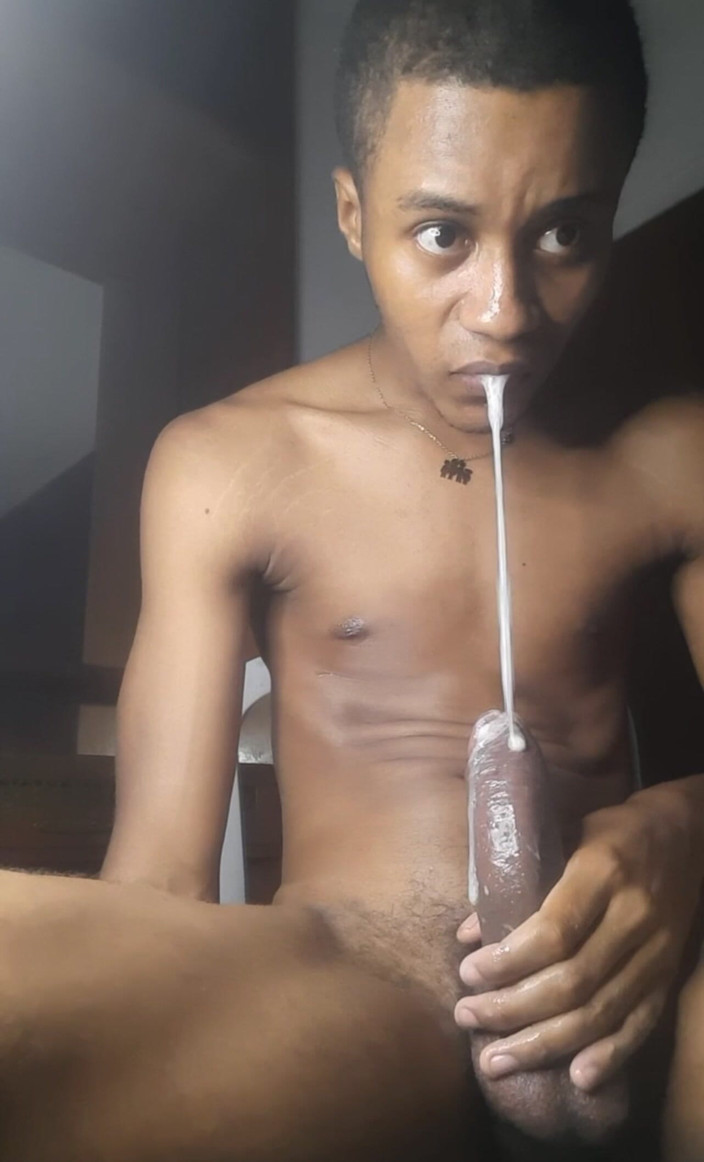Black-2001: Webcam Stream bbc sentado e acariciando pau preto grosso com...