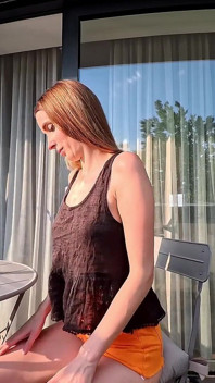 Sexy dlouhé nohy Sexy kráska na balkóně ukazuje své kalhotky pod sukní a pak si sundala spodní prádlo, aby ukázala těsnou kundičku