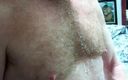 Hairyartist: Peludaartista - eu esguicho meu peito peludo com gotículas pérolas de...