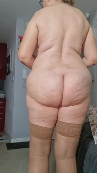 Grampo de Bunda e Peitos Descobertos, Buceta Peluda