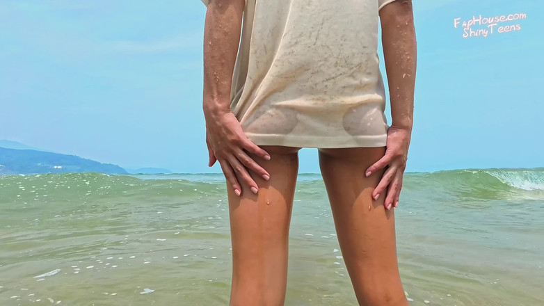 Shiny teens: 868 Ciorapi umezi lucioase nud pe plajă