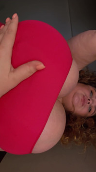 İri göğüslü orta yaşlı seksi kadın amıyla oynuyor ve kavunlarını yüzüne sallıyor