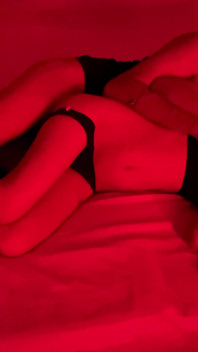 호텔에서 처녀 소녀와 공유 침대, 그녀의 보지를 먼저 따먹고, 밤새 열심히 따먹기