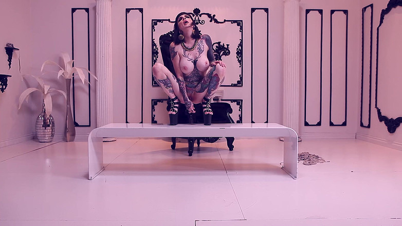 Black Label Magazine: Dicke titten inked, schätzchen jills sich selbst