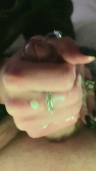 Cewek sange ini lagi asik ngocok kontol sampai dicrot di dalam - pov