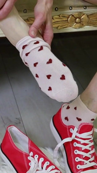 Sweet toe tease - permen warna-warni di antara kakinya