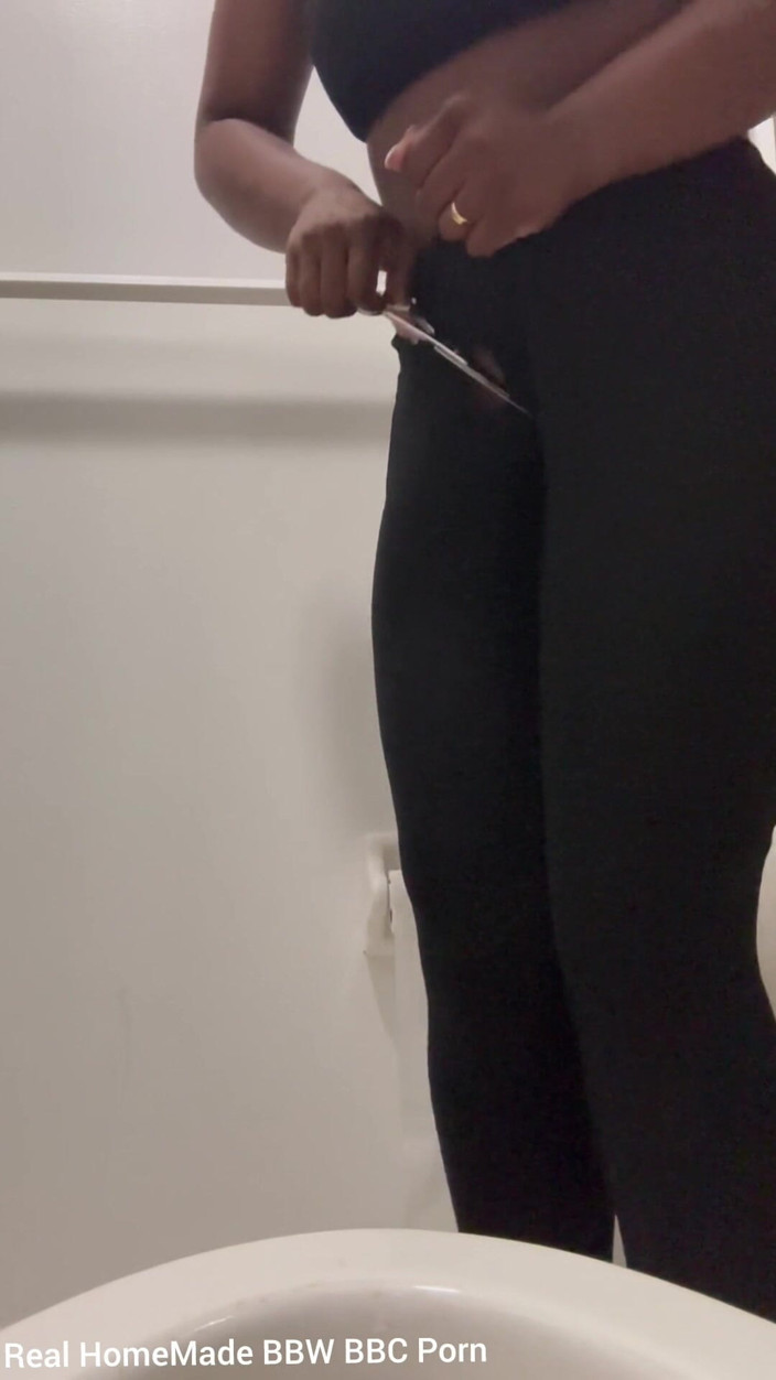 Super sexy ebony cuties: Desperate for a Wee Cutting My Legs Pissing POV in...