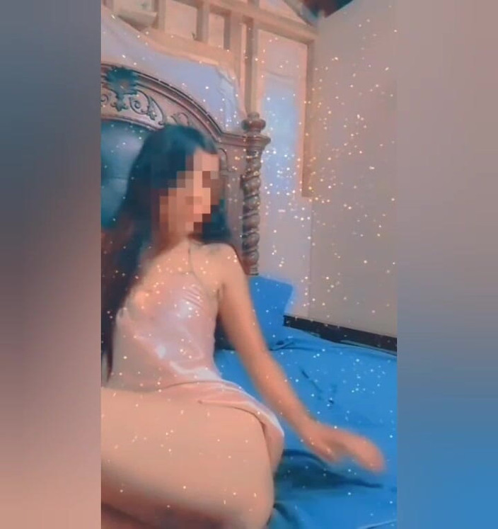 Axel R: Moje přítelkyně si dává robertek do zadku