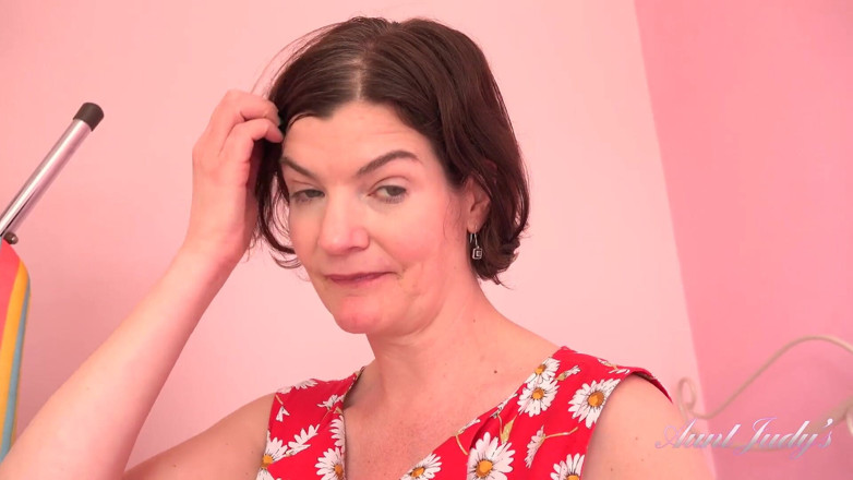 Aunt Judy's: Jenny, MILF de 44 ans, joue avec son clito
