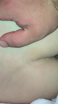 Meu meio-irmão me fode forte com seu pau enorme por trás e enche minha vulva apertada com muito gozo. Gemidos e orgasmos