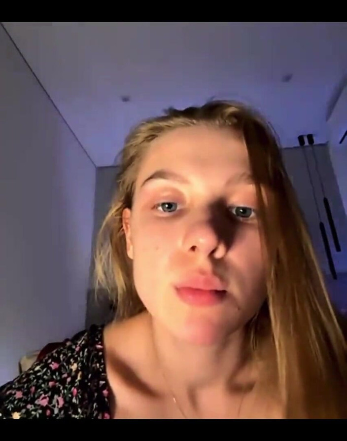 JuiceLussie: Strakke roze kut zo heet vingeren