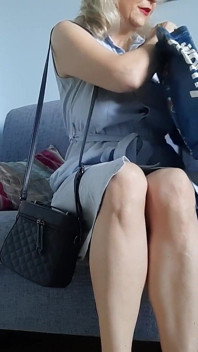 Tía cuidando sus pies cansados