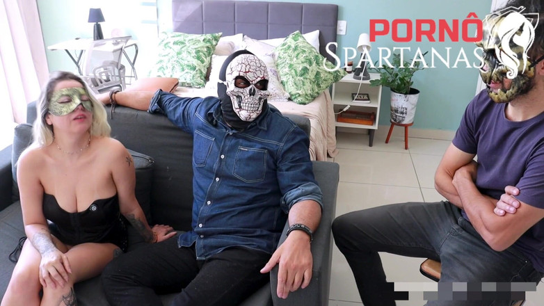Porno Spartanas: Evli kadın spartalı tarafından gavatın önünde sikiliyor