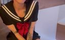 Soft vulgar: Adolescentă drăguță în uniformă de student