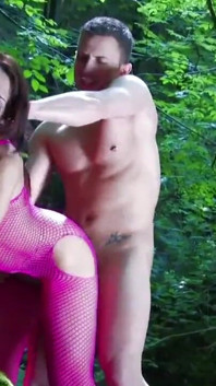 Chica de grandes tetas follada analmente al aire libre en la naturaleza