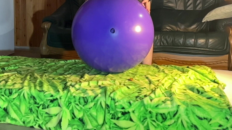 BeachBallsDuo: (cr-2) 16 величезні 60-100 см дуже товсті повітряні кулі розчавлені дупами! 2 ракурси на камеру з slowmo!