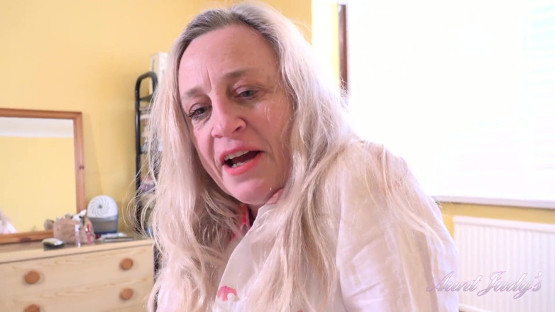Aunt Judy's: Auntjudys - Cita Nocturna Con Cachonda Madura MILF Andrea Ann