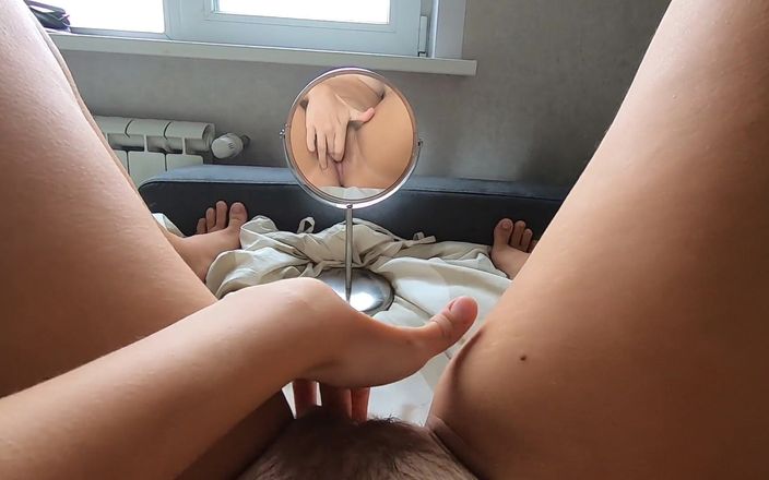 Wow Marie: Подивіться в дзеркало - дівчина мастурбує мокру пизду пальцями, відео від першої особи